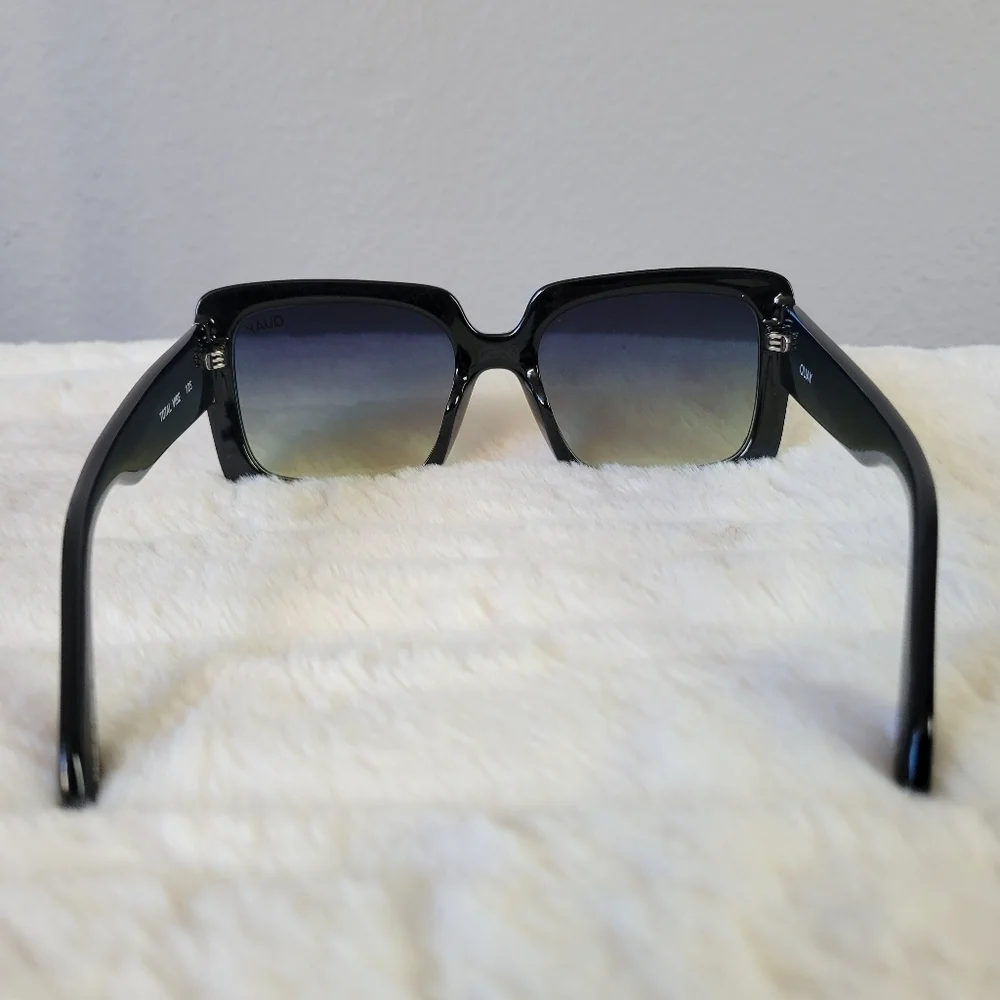 QUAY // ltd ed paris hilton collab oversized premium injection square sunglasses